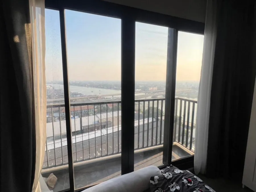 Condo for rent, The Politan Rive, corner room, decorated get the height, beautiful view Friendly price. Hurry up to reserve.