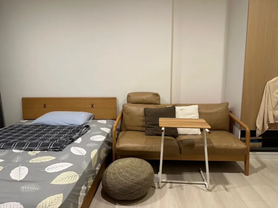 For rent, Life Asoke, 23rd floor, open view, unblocked view, north facing room, has a large TV. Good quality genuine leather sofa. Must reserve.