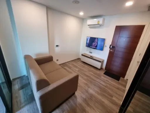 For rent: Brown Condo Phahon-Saphan Mai, separate room, complete with electrical appliances. Just come and move in.