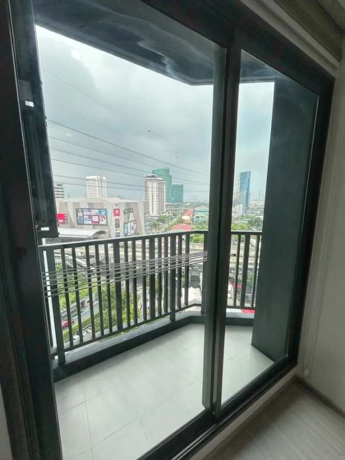 Urgently for rent: Life Ladprao, 15th floor, open view, garden view, large balcony, complete here, good like this, hurry and reserve now.