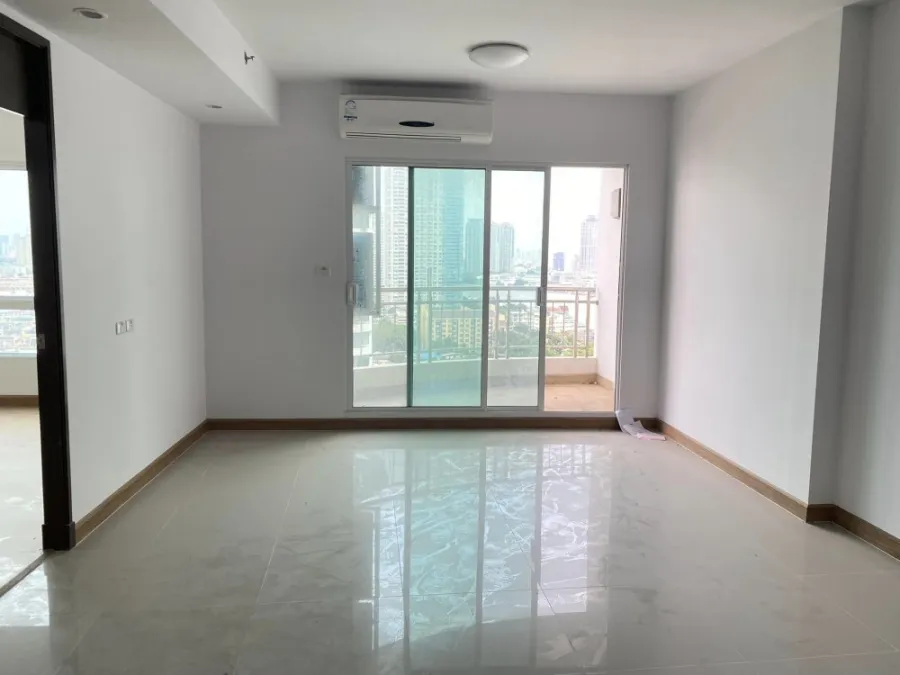 For rent Supalai River Resort Charoen Nakhon, empty room, wide area, balcony, view along the Chao Phraya River.