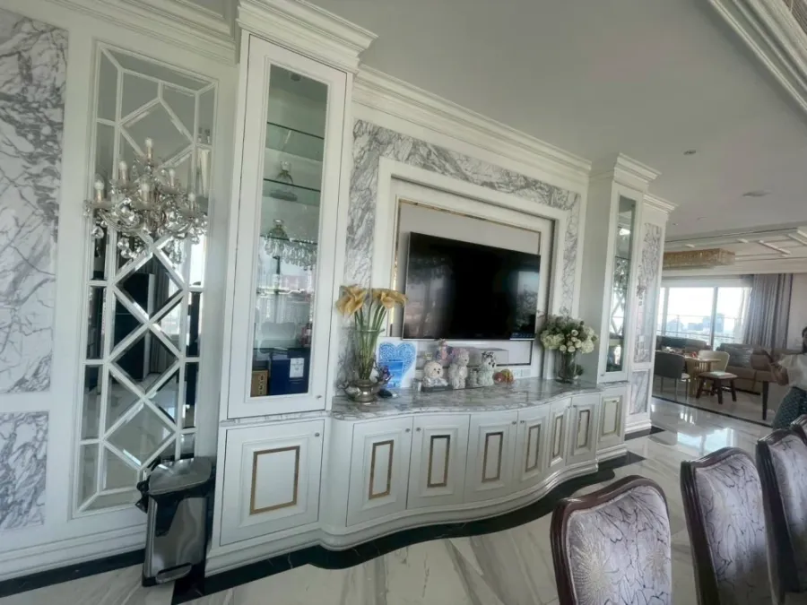 For rent or sale:Q Asoke,penthouse room,very large,very high floor,decorated as luxuriously as a 5-star hotel. Book now and you won't be disappointed.