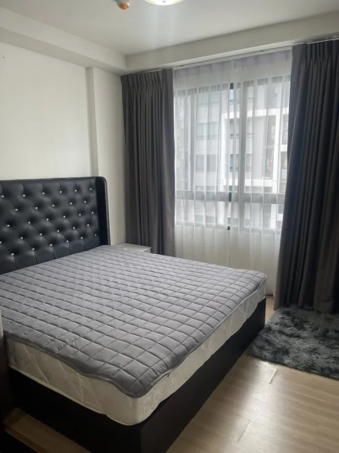 ให้เช่า J Condo Sathorn-Kallaprapruk 1 ห้องนอน 1 ห้องน้ำ มาพร้อมเฟอร์ครบครัน มองเห็นวิวสระ จองเลย