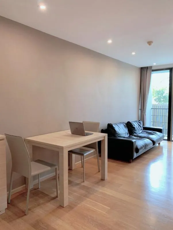 Urgent sale/rent Class Condo Silom, beautiful room, lots of furniture. The location is very attractive for investment, near BTS, easy to travel, hurry and grab it.