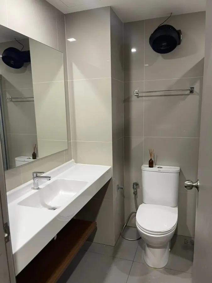 For sale, for rent, Ideo Sathorn-Wongwian Yai, 19th floor, studio room with big screen TV, movie lovers shouldn't miss out, book now.