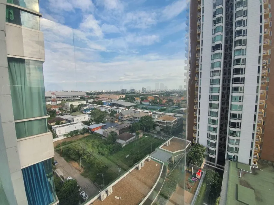 For sale: M Society Condominium, high floor, great city view. The room is simply decorated, ready to move in, the most comfortable sofa. Book now.
