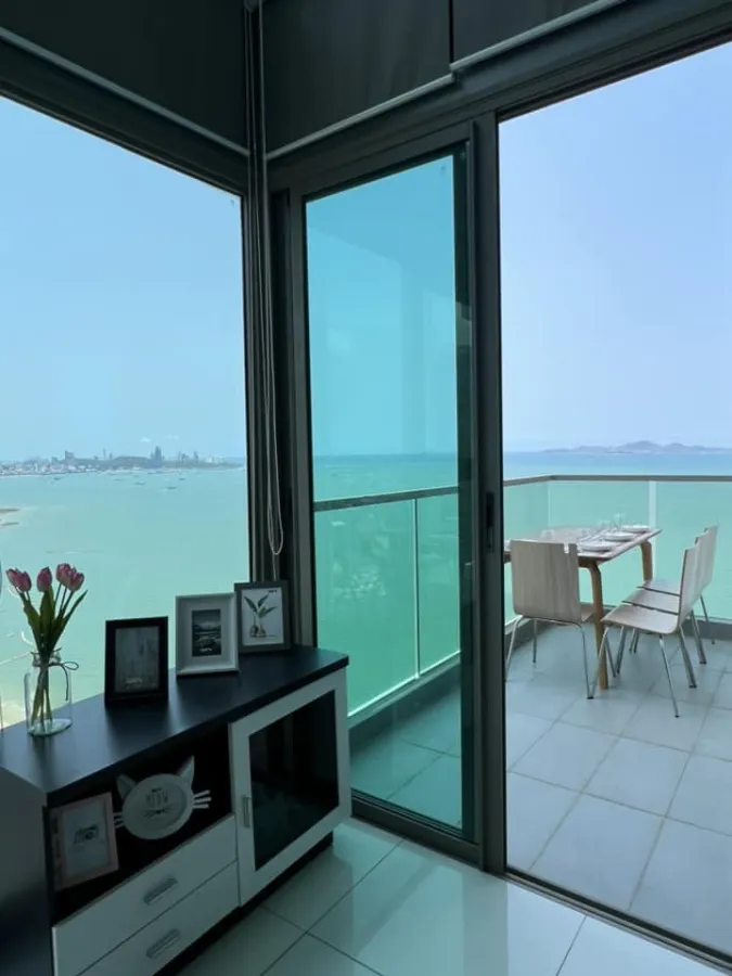 Condo for rent, Wongamat Tower, North Pattaya, Duplex room, high ceiling, open, plus sea view, looking at it is pleasing to the eye. Book now.