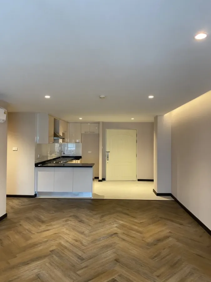For rent Baxtor Phahon Yothin 14, spacious room, fully furnished, ready to move in, and has a wide balcony, can keep pets, hurry and book now.