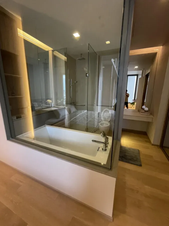 For rent: The Esse Asoke, high floor, spacious area, excellent built-in decoration, very beautiful room number, book now before you miss out.