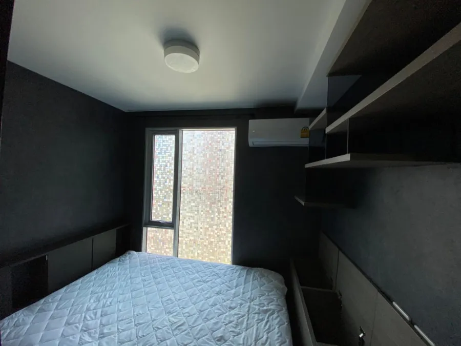 ให้เช่า Plum Condo Ram 60 Interchange ห้องตกแต่งผนังวอลเปเปอร์ พร้อมเฟอร์บิ้วอินทั้งห้อง จองเลย