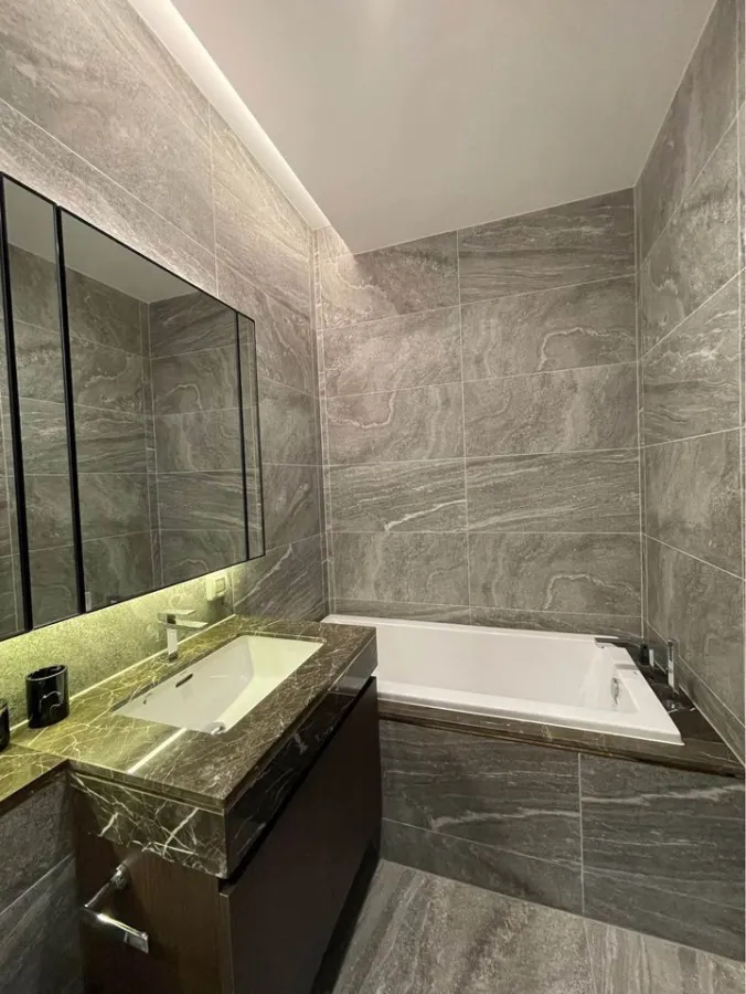 For rent: The Esse Sukhumvit 36, very nice room. Good furniture, great price, reserve first and get in first.