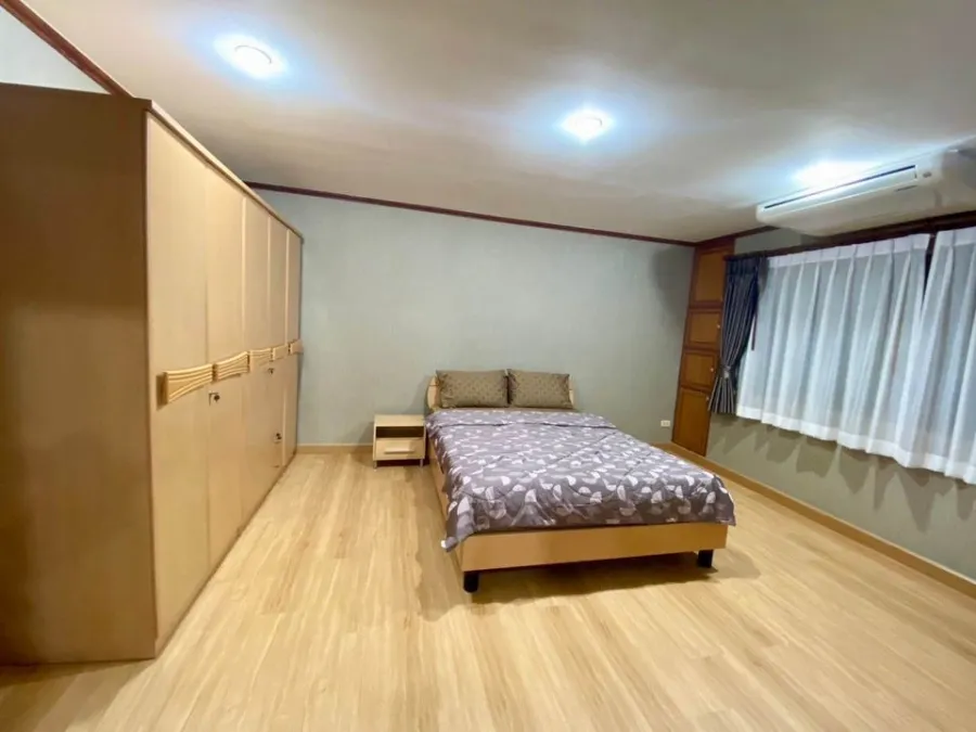 For rent Aree Place ห้องกว้างขวาง พื้นที่ใช้สอยเยอะ ตู้เสื้อผ้าใหญ่จุใจ อย่าเลื่อนผ่านรีบจองเลย