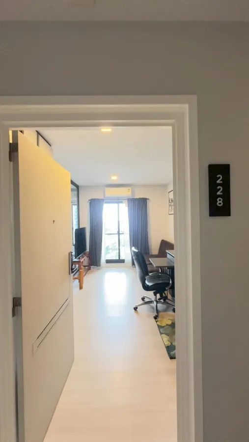 For rent: The Key MRT Phetkasem 48. Nice high-floor unit with good ventilation. Fully furnished and equipped with appliances. Book now!