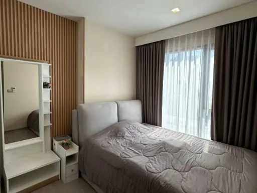 For rent: Life Asoke Hype, Muji style room. Light wood color and white, 10th floor, city view. Hurry and reserve it now.
