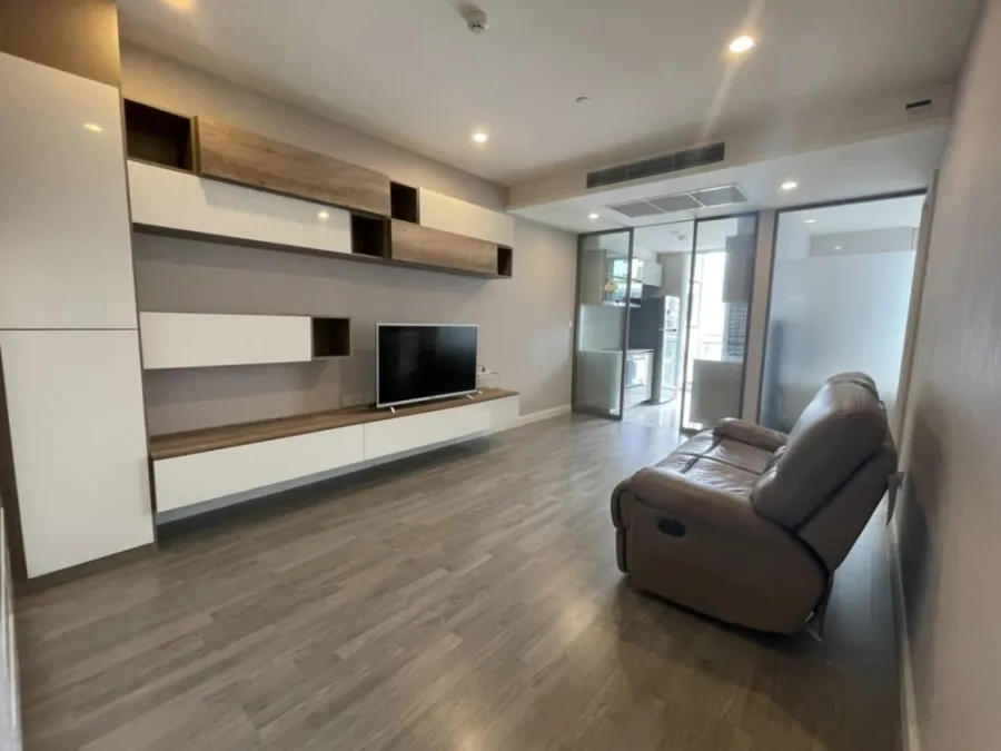 Sale The Room Sathorn ตกแต่งด้วยเฟอร์นิเจอร์อย่างดี มาพร้อมขนาดที่กว้างขวางสุดๆ มาแต่ตัวเข้าอยู่เลย