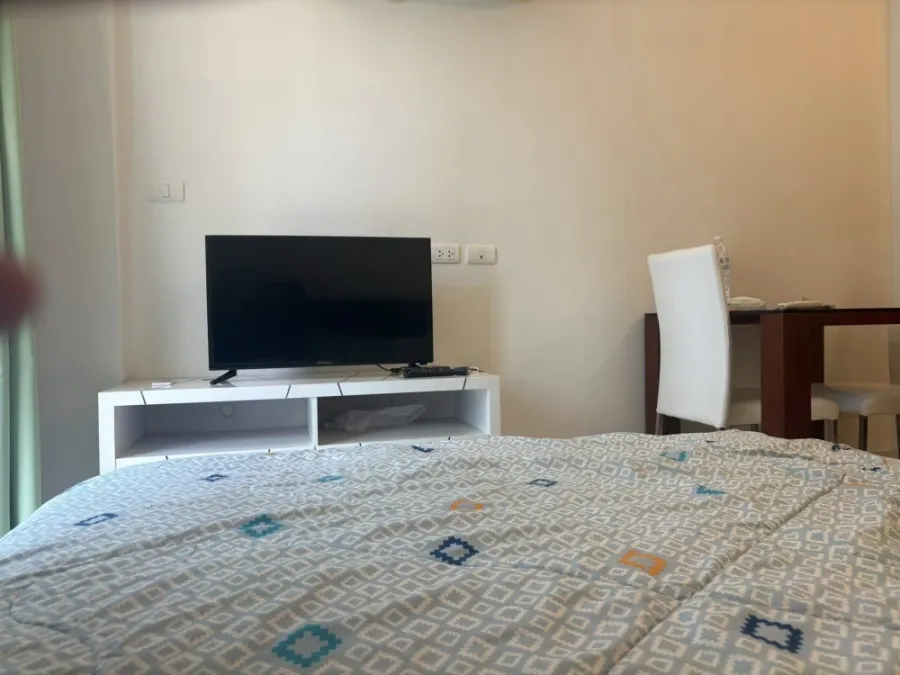 For rent: Club Royal Wongamat (North Pattaya), studio room 25 sq m., fully furnished, just bring your own furniture and move in.