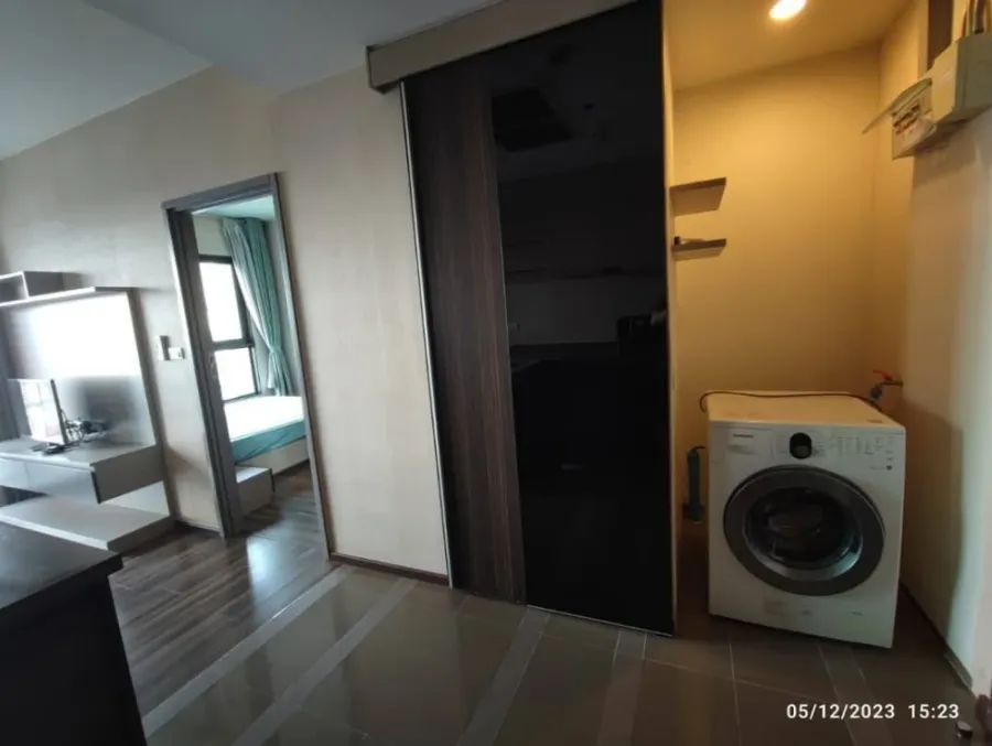 For rent: Teal Sathorn - Taksin, high floor, good view, spacious room with usable space. Just carry one bag and move in.