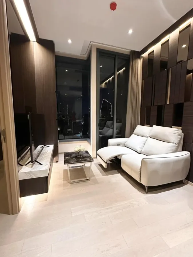 For rent: THE ESSE ASOKE, decorated in a timeless style, magnificent, elegant, high floor with a stunning view, hurry and grab it now!
