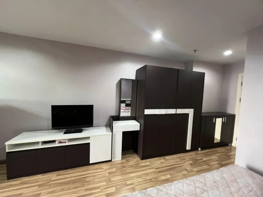 For sale: Regent Home 15 Chaengwattana, sixth room available, 14th floor, large sofa, very comfortable to sit and lie on. Hurry and reserve now.