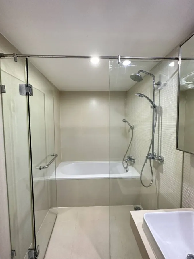 Condo for sale: Focus On Saladaeng, large spacious room. Premium grade furniture Complete electrical appliances. Book now.