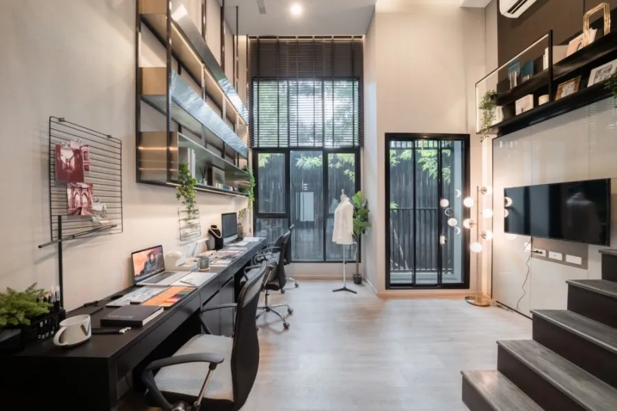 Down payment for sale, The Origin Plug and Play, Ramindra, city view, high ceilings, airy and comfortable. If interested, reserve now. ​
