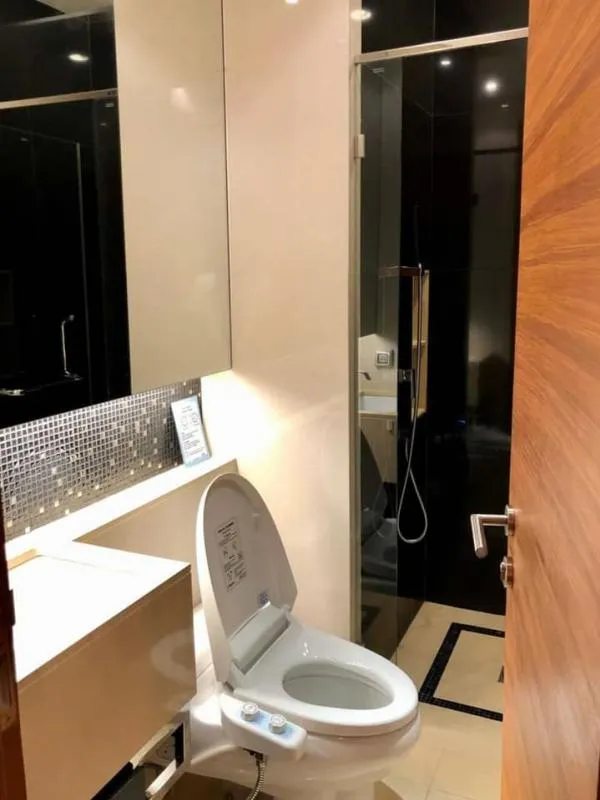 Condo for sale / rent at The Address Sukhumvit 28, clean room, fully furnished, beautiful city view, good value for both living and investing