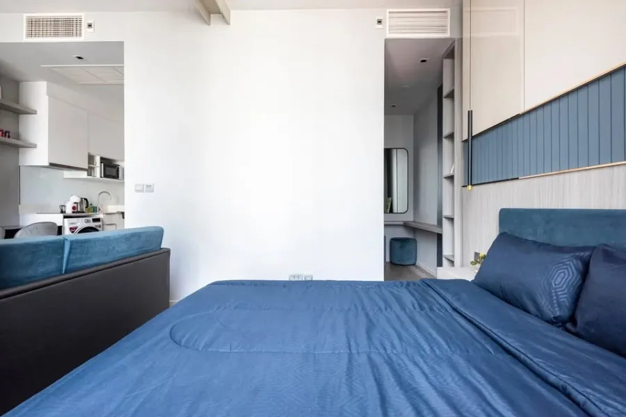 Ashton Silom for rent, room in very good condition, complete with furniture and appliances, just bring your bags and move in.