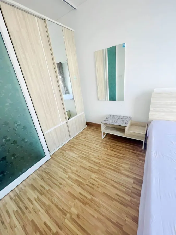 For rent: The Iris Bang Yai, 6th floor, swimming pool view, partitioned room, comes with complete decorations. If interested, reserve now quickly.