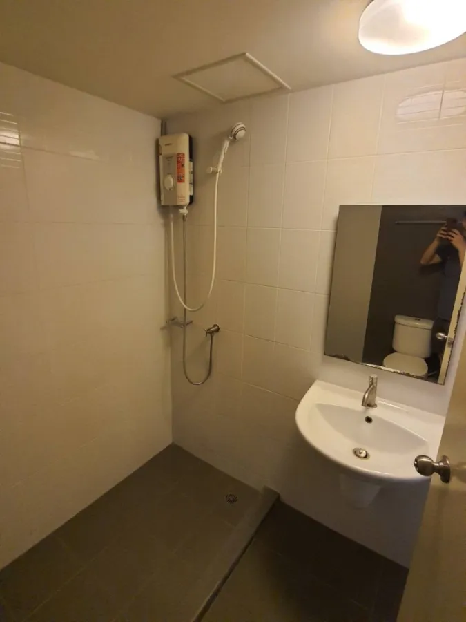 Sell / rent Condo U Ratchayothin (Phahonyothin 32), fully furnished, electrical appliances. There is a train station in front of the condo.