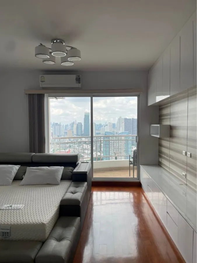 For rent: Supalai River Resort, 41st floor, highest floor, next to the Chao Phraya River, Sathorn city view, magnificent view, must book.