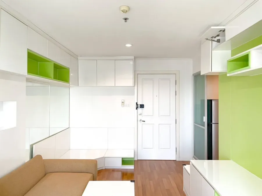For sale or rent: Lumpini Park Riverside - Rama 3. Corner unit offering privacy, high-quality built-in furniture, and beautiful view. Book now!