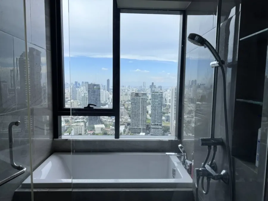 For rent: Ideo Q Sukhumvit 36, spacious room, lots of usable space, bathtub, good location, complete amenities, don't miss it!