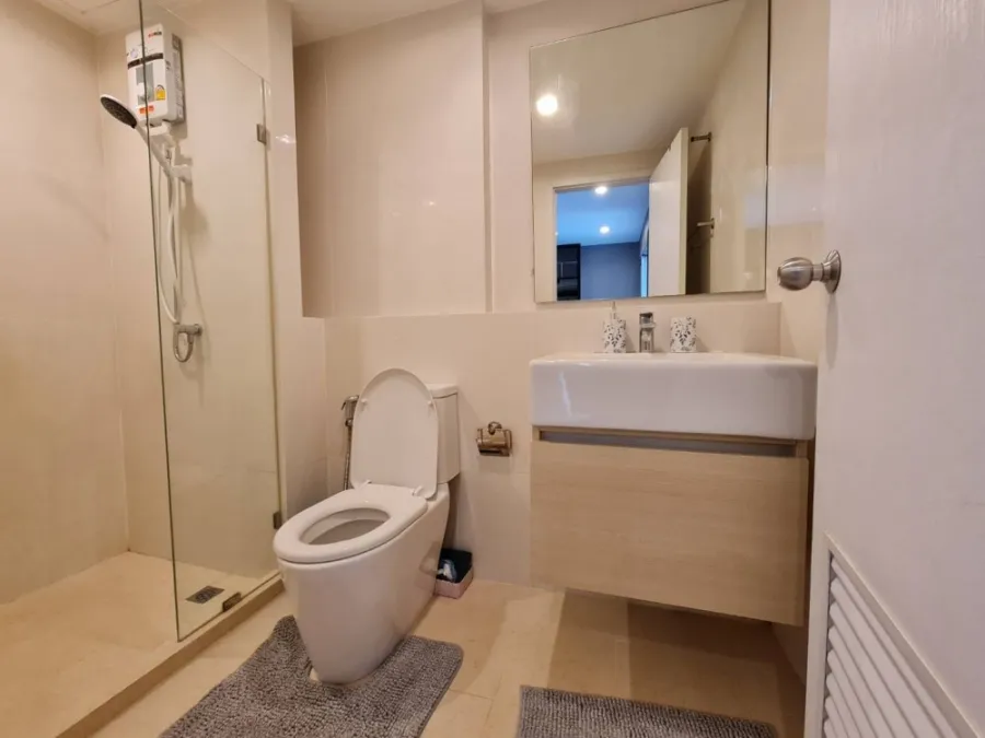 For rent Metro Luxe Phaholyothin-Sutthisan. Pool view Complete furniture and electrical appliances Hurry up to reserve.