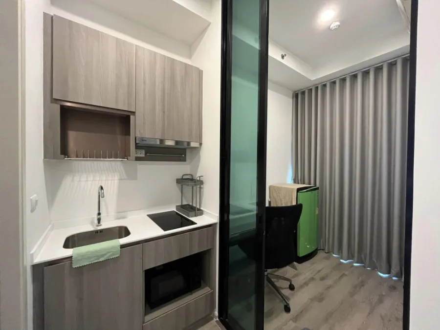 For rent, Knightsbridge Collage, Ramkhamhaeng, high ceiling. Pool view, nice room. If interested, hurry up and reserve now. Don't miss it.