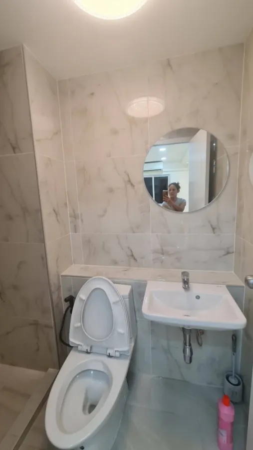 Plum Condo Chaengwattana Station for sale. Nice unit on the 2nd floor (not too high). Built-in interior. Reserve now!