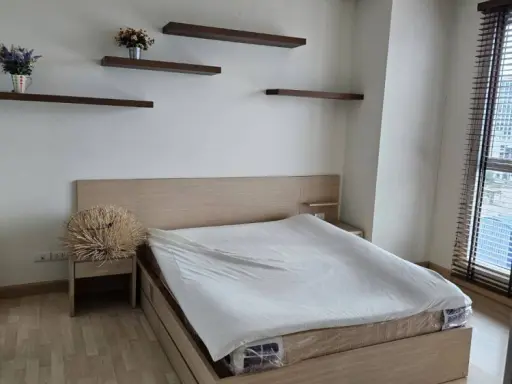 For rent: Rhythm Ratchada, corner room, very quiet, suitable for relaxation, lots of usable space, great city view, must book.