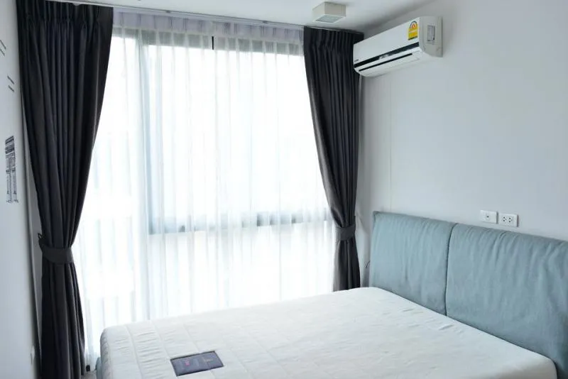 ให้เช่า Zelle Rattanathibet ห้องแต่งคลาสสิค สีเทาอ่อนๆ ระเบียงหันหน้าทางทิศเหนือ วิวสูง เฟอร์ครบ