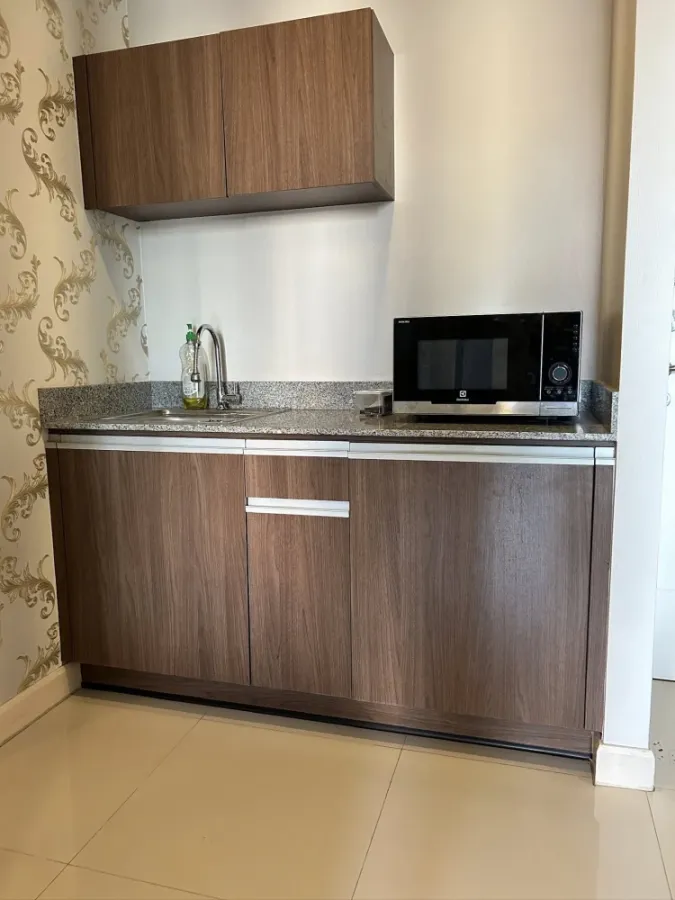 For rent: Wish @ Samyan, 1 bedroom unit with a large bed, premium mattress, and built-in wardrobe – plenty of storage. Don't miss out!