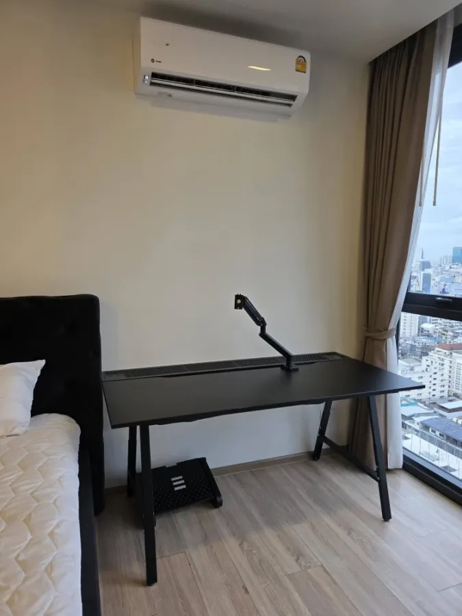 XT Phayathai condo for rent. Spacious room with plenty of usable space, fully furnished. Just bring your bags and move in!