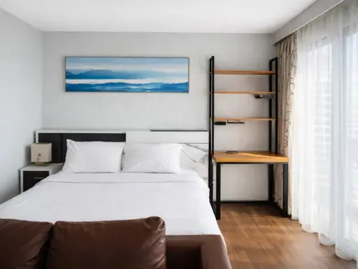 For rent: Life Asoke-Rama 9. Nice room, great location, beautiful unblocked view, convenient transportation. Don't miss out!
