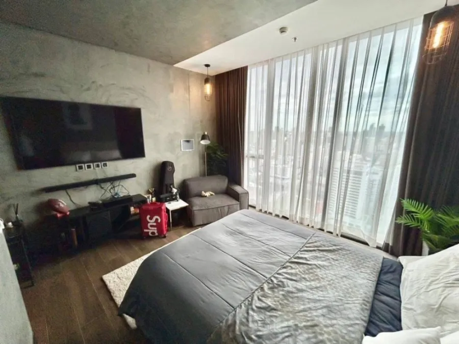 For sale, for rent!! Condo The Es at Singha Complex, Penthouse room, Rare Item, the most luxurious project next to MRT!!