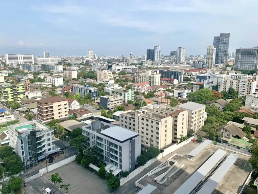 Condo for sale/rent, Life Lat Phrao, decorated with built-in marble patterns, high floor, east facing, just come and move in.