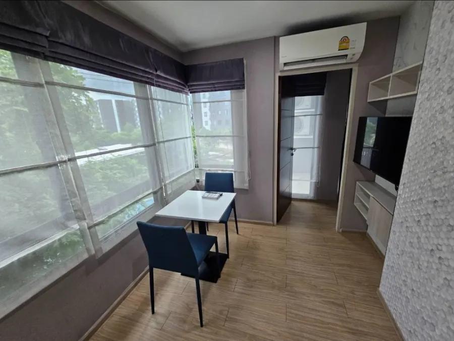 For sale, for rent, Winn Condo Phahon Yothin 52, quiet corner room, with awesome wallpaper throughout the room, very worth booking.