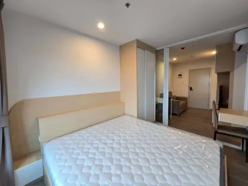 For rent: Regent Home Wutthakat, Building A, 21st floor. Very high floor, good ventilation, not hot. Stunning built-in furnishings. Don't miss out!