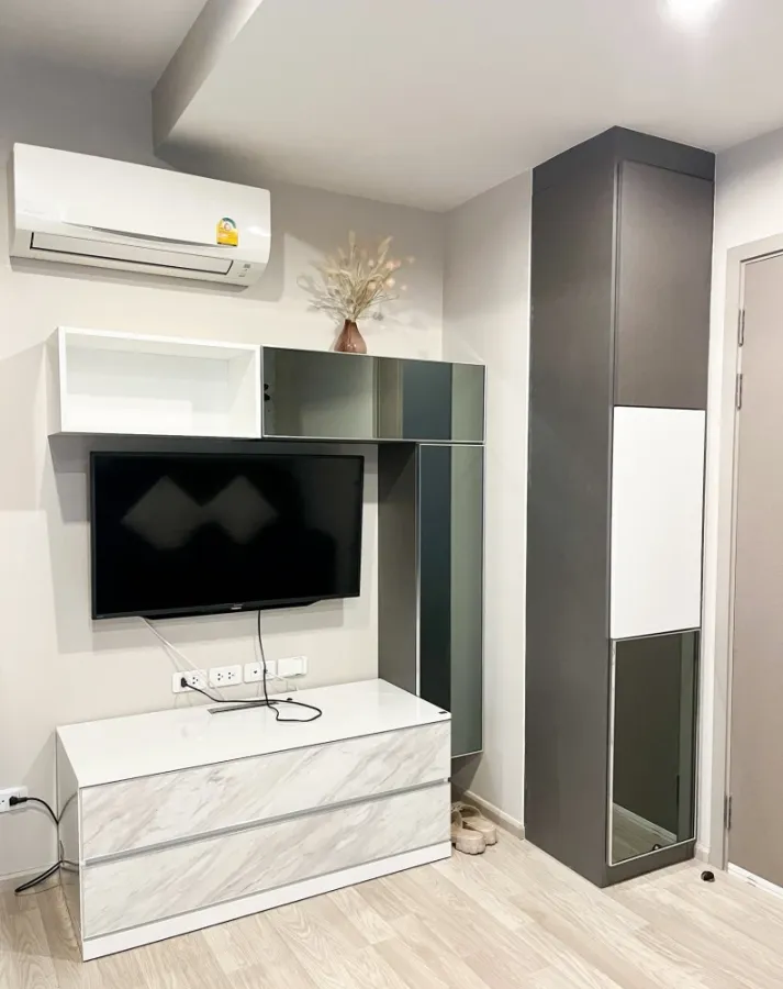 Selling Ideo Mobi Sukhumvit East Point, 6th floor, corner unit. Fully furnished and equipped with appliances. Don't miss out!