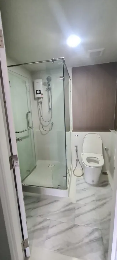 Condo for rent, The Belgravia @ Ratchada-Lat Phrao 15, partitioned room decorated with marble pattern. The high floor is good. Reserve quickly.