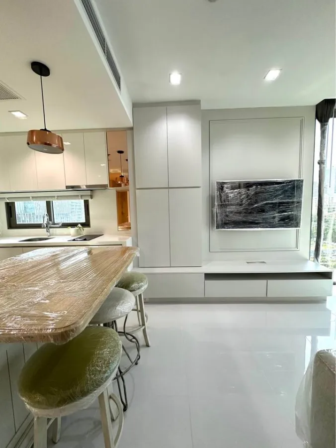 For sale and rent, Naranine, great built-in room, very livable, premium grade furniture. You can just come in and stay.