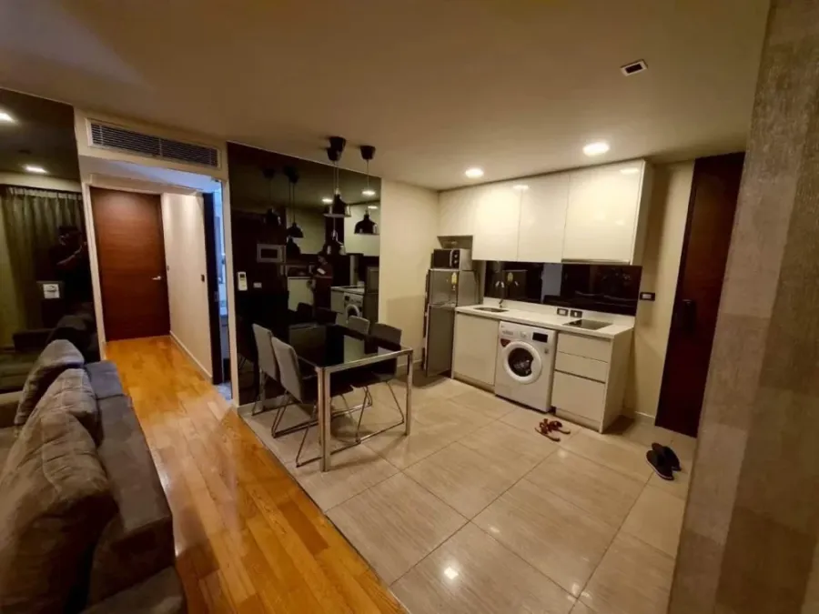 Quad Silom condo for rent. Very large room with bathtub, spacious balcony, and fully furnished. Don't miss out!