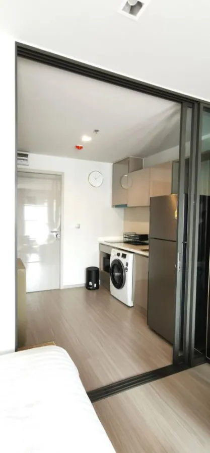 For rent Life Ladprao, white tone room, looks comfortable and comes at a very cheap price have all in one place Not booking is a big mistake.