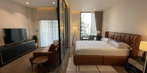 ให้เช่า Muniq Sukhumvit 23 ชั้น 15 ห้องตกแต่งอย่างดี โซฟาหนังนั่งสบาย เตียงนอนใหญ่น่านอนสุดๆ จองเลย